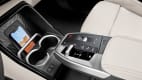 Die Schaltung und die Kaffeebecherhalterung des BMW X1 bei der Vorstellung der 3. Generation