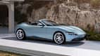 Seitenansicht eines stehenden Ferrari Roma Spider