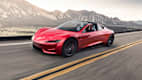 Front und Seitenansicht eines fahrenden Tesla Roadster
