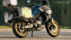 Eine CF Moto 800MT Touring steht auf einer Straße
