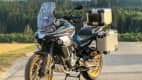 Eine CF Moto 800MT Touring steht auf einer Straße
