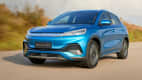 Front und Seitenansicht eines fahrenden BYD Atto 3