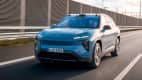 Front und Seitenansicht eines fahrenden Nio EL7