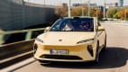 Front und Seitenansicht eines fahrenden Nio ET5