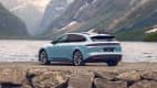 Rueck und Seitenansicht eines stehenden Nio ET5 Touring