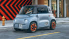 Citroen Ami fahrend auf der Straße