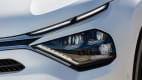 Detailaufnahme des Scheinwerfers des Citroen e-C4X