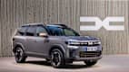 Front und Seitenansicht eines stehenden Dacia Bigster