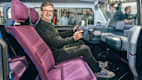 ADAC Redakteur Andreas Huber am Steuer eines Dacia Hipster Concept