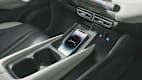 Die Mittekonsole mit Mobiltelefon des BYD Dolphin Surf