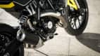 Auspuff und Motor der Ducati Scrambler Icon