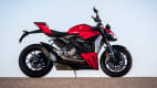Seitenansicht einer stehenden Ducati Streetfighter V2