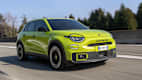 Front und Seitenansicht eines fahrenden Abarth 600e