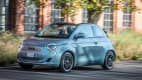 Frontanischt eines fahrenden Fiat 500 E Cabrio