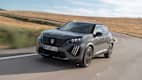Front und Seitenansicht eines fahrenden Peugeot e-2008