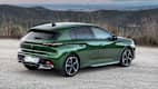 Heck und Seitenansicht eines stehenden Peugeot e-308