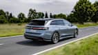 Heck und Seitenansicht eines fahrenden VW ID 7 Tourer