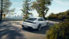 Elektroauto Porsche Taycan fährt auf einer kurvigen Strasse