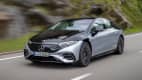 Front und Seitenansicht eines fahrenden Mercedes EQS
