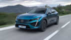 Front und Seitenansicht eines fahrenden Peugeot e-408
