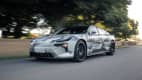 Front und Seitenansicht eines fahrenden Polestar5