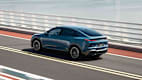 Heck und Seitenansicht eines fahrenden Onvo L60