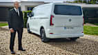 Heckansicht eines stehenden VW e-Transporter
