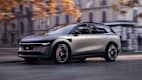 Front und Seitenansicht eines fahrenden Zeekr 7x