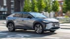 Seitenansicht eines fahrenden Toyota Bz4x