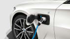 Weisser 3er BMW wird aufgeladen