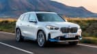 Front und Seitenansicht eines fahrenden BMW iX1