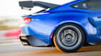 Das Heck des neuen Ford Mustang GTD fahrend von der Seite zu sehen