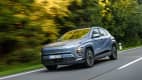 Ein Hyundai Kona fährt auf einer Straße