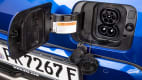 Ladestecker eines blauen Kia E-Soul