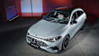 Der neue  Mercedes CLA Shooting Brake stehend in einer Halle