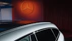 Der neue  Mercedes CLA Shooting Brake stehend in einer Halle