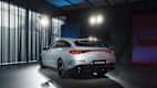 Der neue  Mercedes CLA Shooting Brake stehend in einer Halle