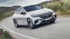 Frontansicht eines fahrenden Mercedes EQE SUV AMG