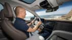 Mann am Cockpit eines Mercedes EQE SUV