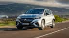 Frontansicht eines fahrenden Mercedes EQE SUV