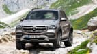 Silberner Mercedes GLC F-Cell steht in Gelaende