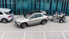Silberner Mercedes GLE rangiert mit Anhanger