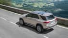 Silberner Mercedes GLC F-Cell faehrt auf Strasse