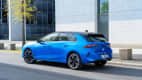 Ein blauer Opel Astra Electric schräg von hinten