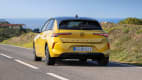 Heckansicht eines fahrenden Opel Astra