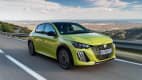 Frontansicht eines fahrenden Peugeot e-208