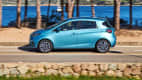 blauer Renault Zoe faehrt auf Strasse