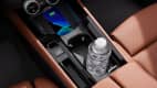 Eine Flasche steht in der Halterung eines Skoda Superb und ein Handy lädt in der Ladeschale