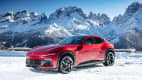 Schneebedeckte Berge die sich im Lack des neuen Ferrari SUVs Purosangue spiegeln
