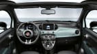 Das Cockpit eines Fiat 500 Hybrid